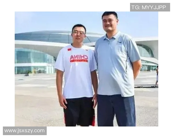 韩红与姚明亲密合影展现友谊与合作精神引发网友热议