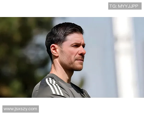 足球明星佩戴头套展现独特风格引发球迷热议与关注