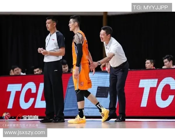 刘铮的奋斗历程与篮球梦想：从青涩少年到职业球员的成长之路